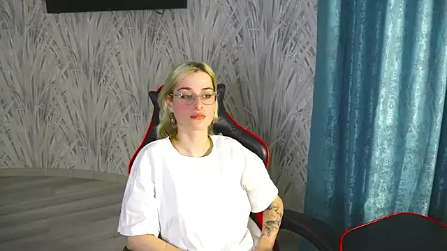 Snapshot of ValerieKirk chatting on 2, 12, 2025 ValerieKirk online show from 2, 12, 2025