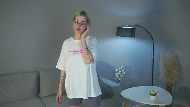 Snapshot of ValerieKirk chatting on 3, 12, 2025 ValerieKirk online show from 3, 12, 2025