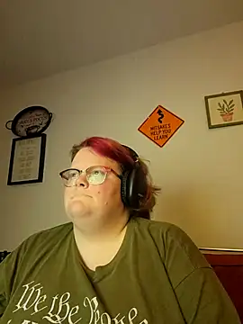 LiaraStrife online show from 2, 12, 2025