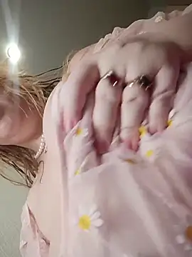 Snapshot of ElonaFox chatting on 20, 12, 2025 ElonaFox online show from 20, 12, 2025