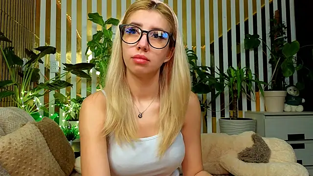 FlowweerGirl online show from 5, 12, 2025