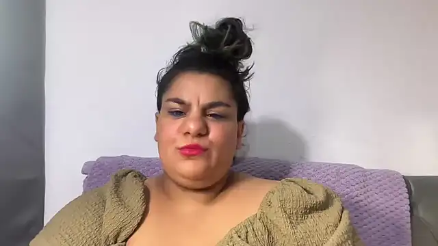 Snapshot of YoungCurvyLeah chatting on 1, 8, 2026 YoungCurvyLeah online show from 1, 8, 2026