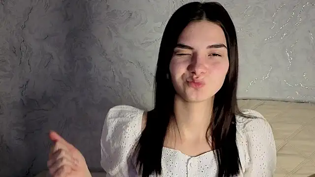 Snapshot of Laura_Sunday chatting on 10, 3, 2026 Laura Sunday online show from 10, 3, 2026