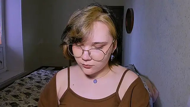 Snapshot of Lily-Violet chatting on 7, 4, 2026 Lily-Violet online show from 7, 4, 2026