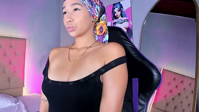 EmmaLawrence  online show from 15, 12, 2025