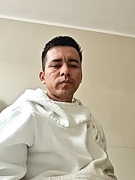 Snapshot of Robehts chatting on 4, 12, 2025 Robehts online show from 4, 12, 2025