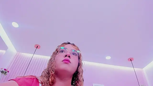 Snapshot of abril_dolly chatting on 19, 12, 2025 abril dolly online show from 19, 12, 2025