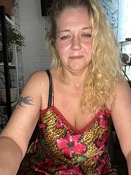 Snapshot of JenniferCarmen chatting on 4, 7, 2026 JenniferCarmen online show from 4, 7, 2026