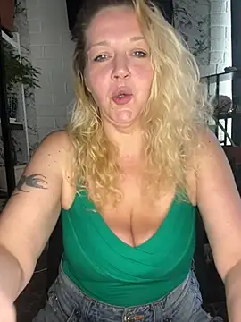 Snapshot of JenniferCarmen chatting on 5, 7, 2026 JenniferCarmen online show from 5, 7, 2026