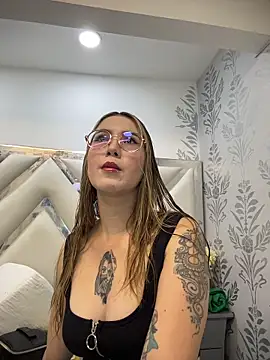 Annyhathatway online show from 27, 3, 2026