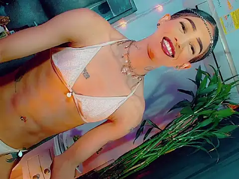 agathaferrer3 online show from 16, 4, 2026