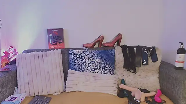 Laura hotmilf online show from 2, 4, 2026