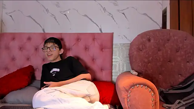 Snapshot of double_temptation2 chatting on 16, 12, 2025 double temptation2 online show from 16, 12, 2025