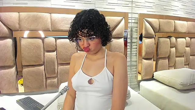 chloe cortez online show from 18, 12, 2025