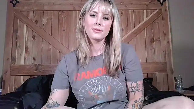 Snapshot of onesmittenkitten chatting on 19, 5, 2026 onesmittenkitten online show from 19, 5, 2026