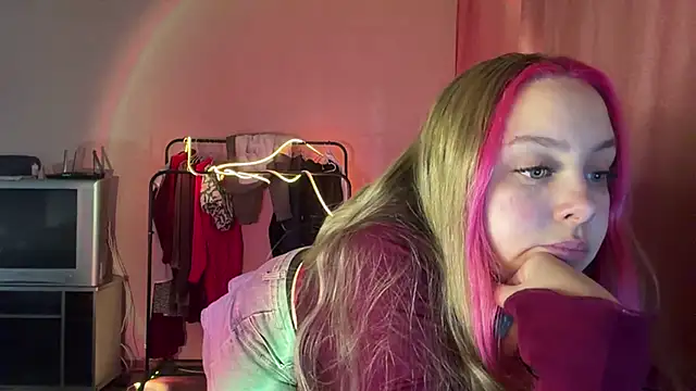 Snapshot of ZoraDearmon chatting on 5, 2, 2026 ZoraDearmon online show from 5, 2, 2026