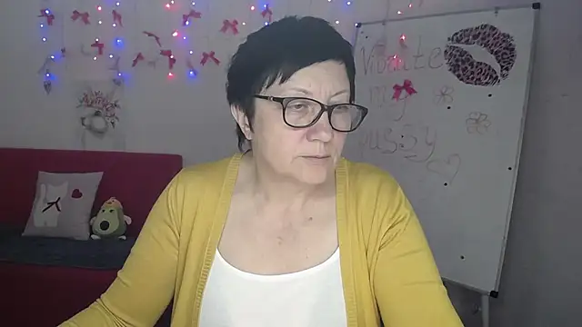 Snapshot of EmilyL0ve chatting on 2, 5, 2026 EmilyL0ve online show from 2, 5, 2026