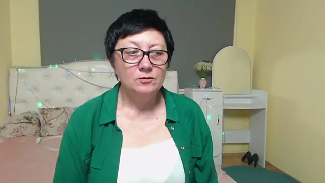Snapshot of EmilyL0ve chatting on 4, 5, 2026 EmilyL0ve online show from 4, 5, 2026