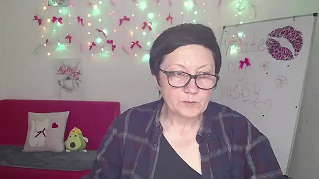 Snapshot of EmilyL0ve chatting on 5, 5, 2026 EmilyL0ve online show from 5, 5, 2026