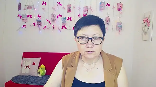 Snapshot of EmilyL0ve chatting on 8, 5, 2026 EmilyL0ve online show from 8, 5, 2026