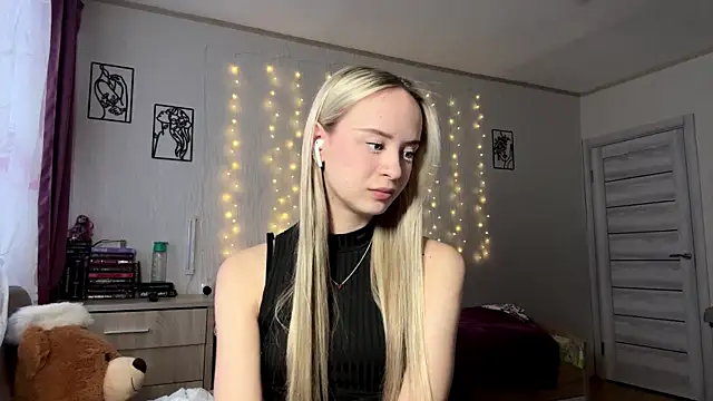 LatashiaOrcutt online show from 6, 1, 2026