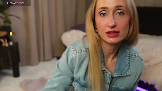 Snapshot of Emely_Moon chatting on 25, 4, 2026 Emely Moon online show from 25, 4, 2026