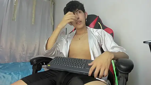 Snapshot of julian_xx chatting on 22, 4, 2026 julian xx online show from 22, 4, 2026