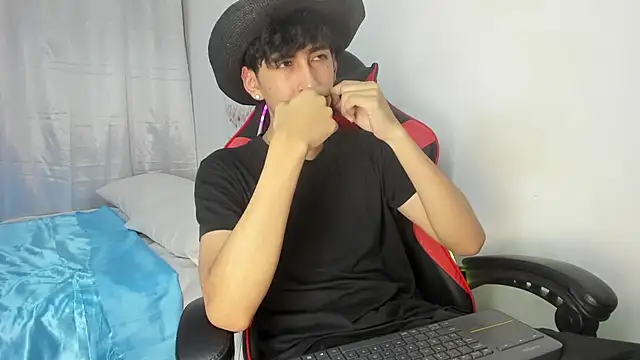 Snapshot of julian_xx chatting on 28, 4, 2026 julian xx online show from 28, 4, 2026