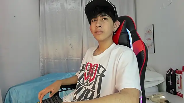 Snapshot of julian_xx chatting on 29, 4, 2026 julian xx online show from 29, 4, 2026