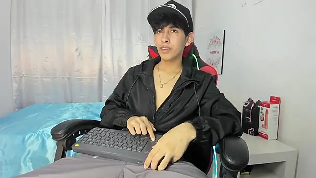 Snapshot of julian_xx chatting on 1, 5, 2026 julian xx online show from 1, 5, 2026