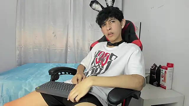 Snapshot of julian_xx chatting on 2, 5, 2026 julian xx online show from 2, 5, 2026