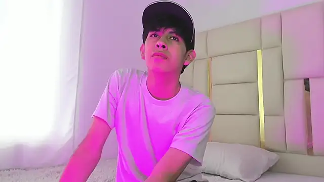 Snapshot of julian_xx chatting on 2, 6, 2026 julian xx online show from 2, 6, 2026