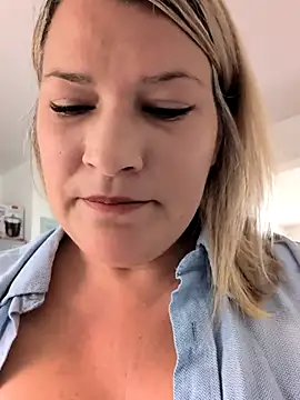 Pxetiteblonde1 online show from 15, 7, 2026