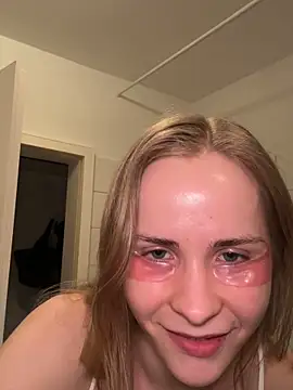 Snapshot of Sunny_Eve chatting on 5, 4, 2026 Sunny Eve online show from 5, 4, 2026