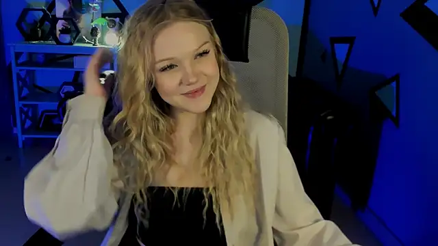 ChloeWhite online show from 7, 4, 2026