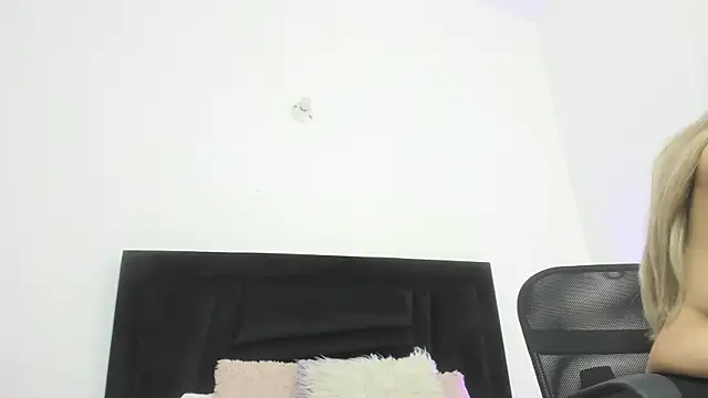 Naugthy Sara online show from 6, 4, 2026