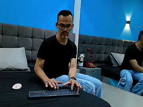 Oswalldo   online show from 9, 4, 2026