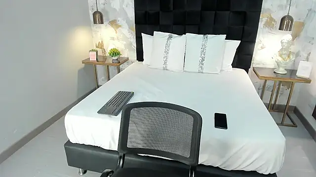 emily clarkk  online show from 25, 2, 2026