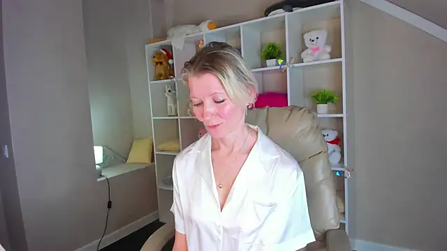 Snapshot of Julie_Lucas chatting on 3, 3, 2026 Julie Lucas online show from 3, 3, 2026