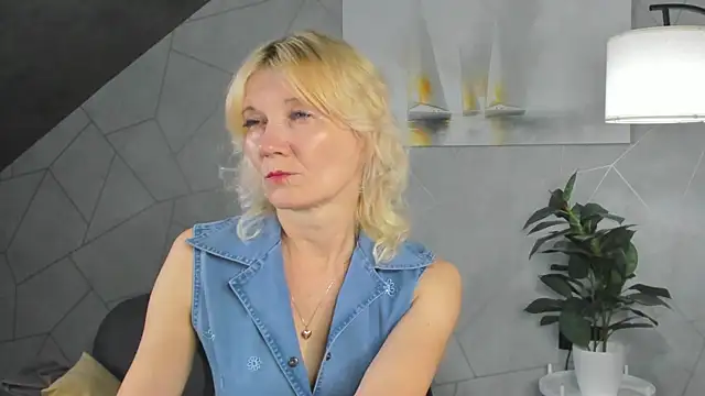 Snapshot of Julie_Lucas chatting on 25, 6, 2026 Julie Lucas online show from 25, 6, 2026