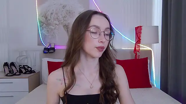 Snapshot of Emily_Simon chatting on 6, 5, 2026 Emily Simon online show from 6, 5, 2026