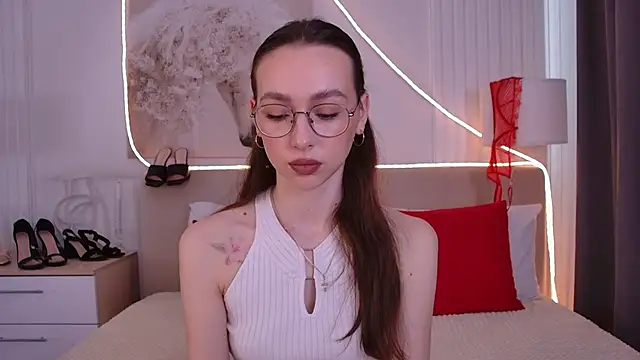 Snapshot of Emily_Simon chatting on 18, 5, 2026 Emily Simon online show from 18, 5, 2026