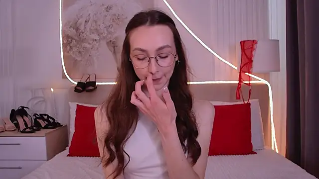 Snapshot of Emily_Simon chatting on 3, 6, 2026 Emily Simon online show from 3, 6, 2026