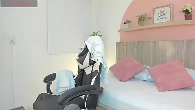 ivette swan online show from 15, 4, 2026