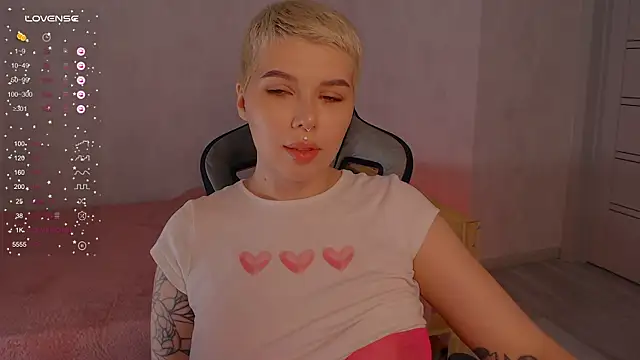 Snapshot of Elise_Day chatting on 25, 6, 2026 Elise Day online show from 25, 6, 2026