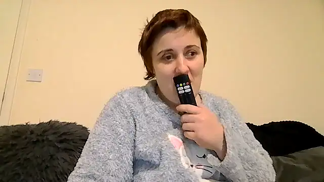 Tiara XOX online show from 1, 2, 2026