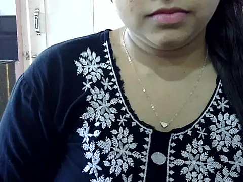 Cute Aliyaa online show from 5, 4, 2026