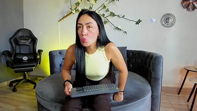 Mia Davis   online show from 7, 7, 2026