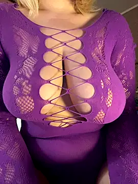 Snapshot of Best-B00bs chatting on 2, 11, 2025 Best-B00bs online show from 2, 11, 2025