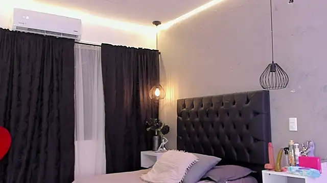 Snapshot of naomi__blair chatting on 20, 6, 2026 naomi blair online show from 20, 6, 2026